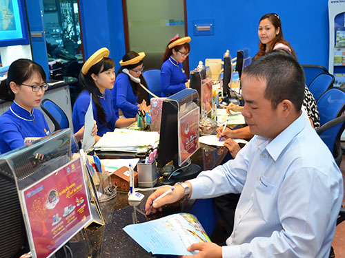Khách đến mua tour trong dịp Tết tại Vietravel Ảnh: TẤN THẠNH