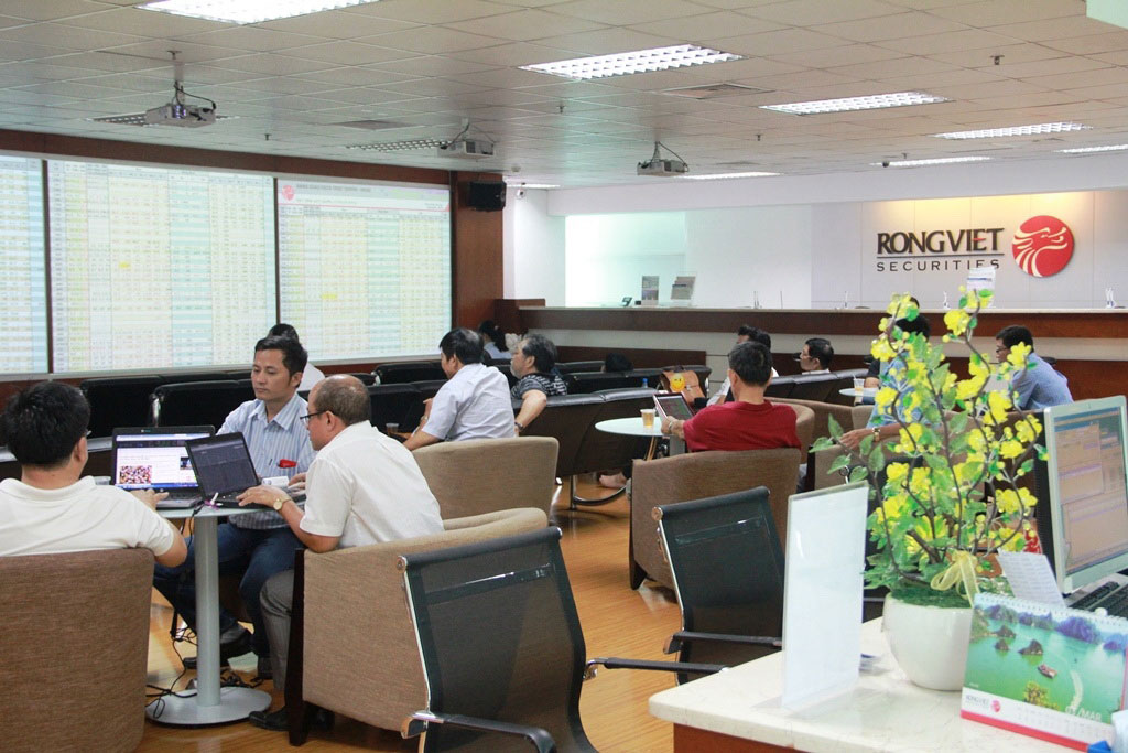 Thị trường chứng kho&aacute;n giảm mạnh khiến nh&agrave; đầu tư lo lắng