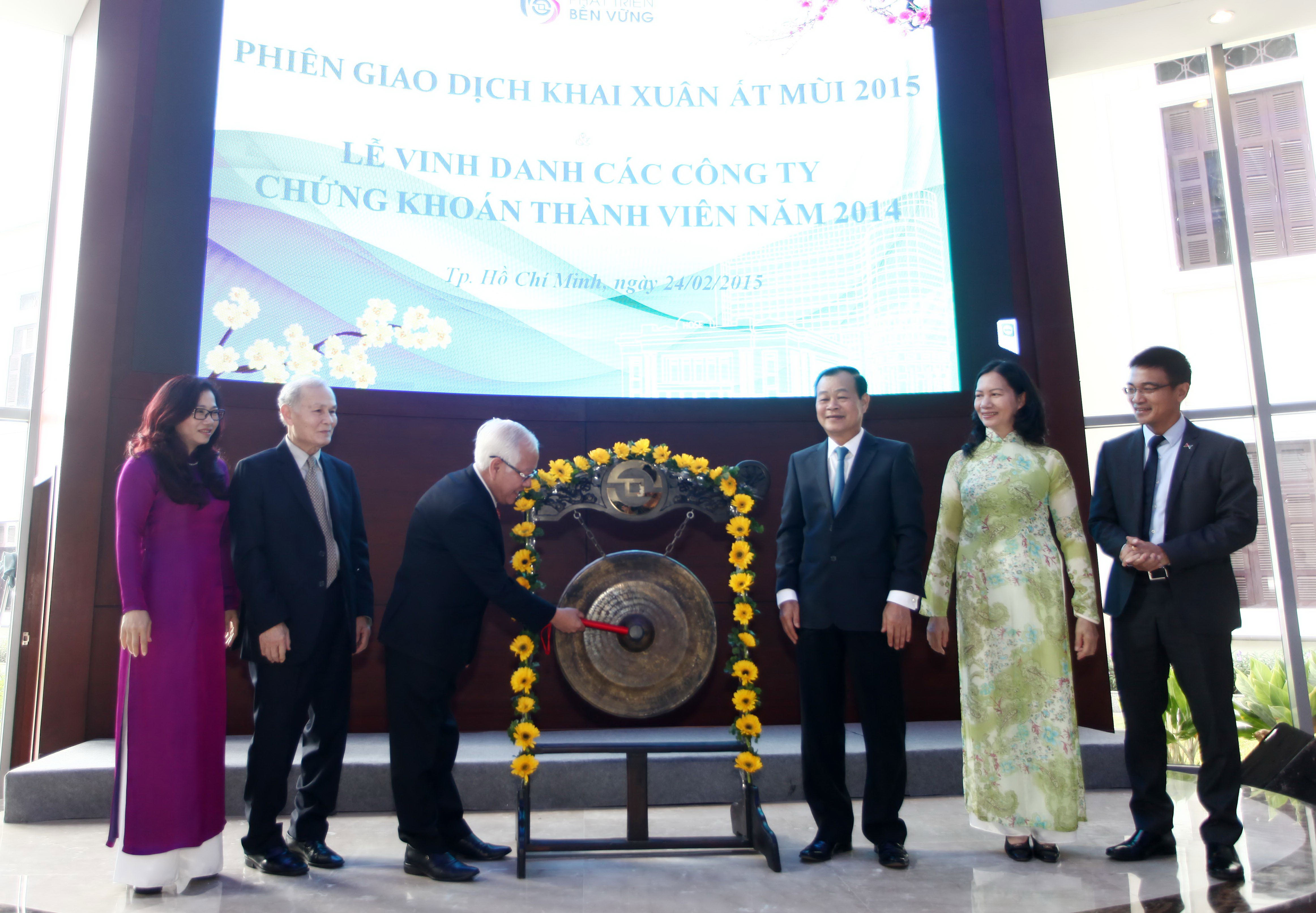 Chủ tịch UBND TP HCM đ&aacute;nh cồng khai xu&acirc;n phi&ecirc;n giao dịch đầu ti&ecirc;n năm 2015 Ảnh: L&Ecirc; TO&Agrave;N