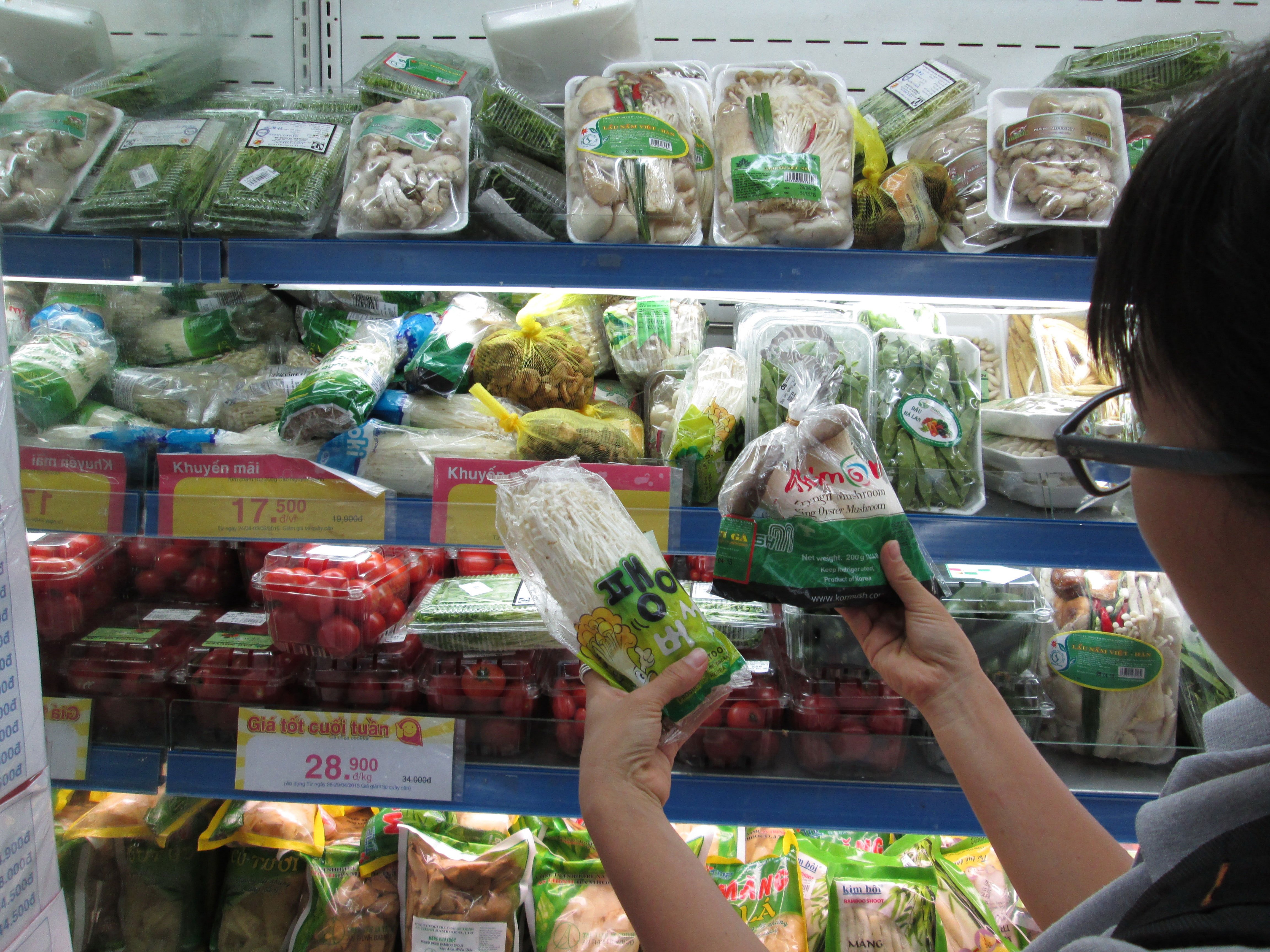 Nấm H&agrave;n Quốc được trưng b&agrave;y bắt mắt tr&ecirc;n kệ tại c&aacute;c si&ecirc;u thị ở TP HCM Ảnh: VƯƠNG NGỌC