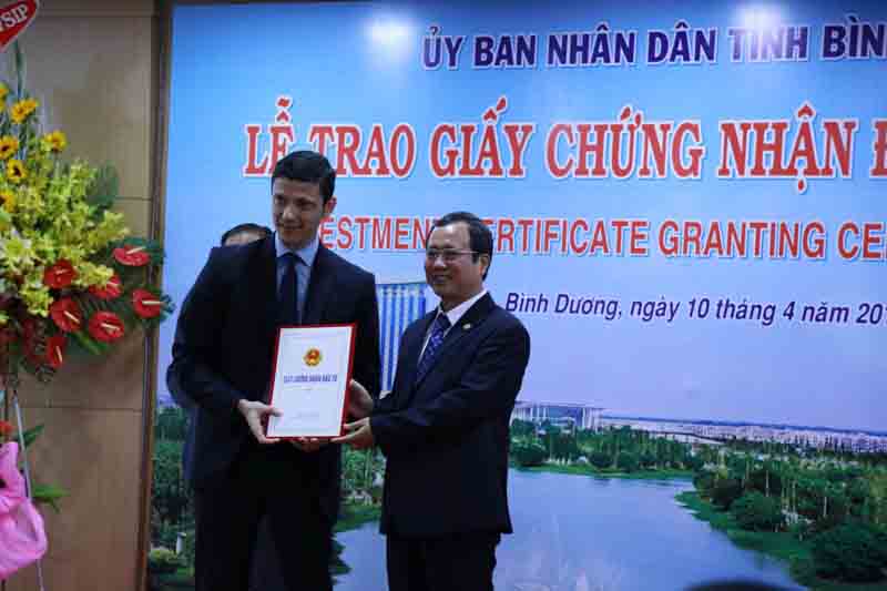 Ông Trần Văn Nam, Chủ tịch UBND tỉnh Bình Dương, trao giấy chứng nhận cho các nhà đầu tư nước ngoài sáng 10-4
Ảnh:
Như Phú