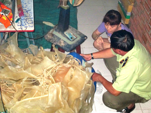Da heo phồng sơ chế trước cửa nhà vệ sinh