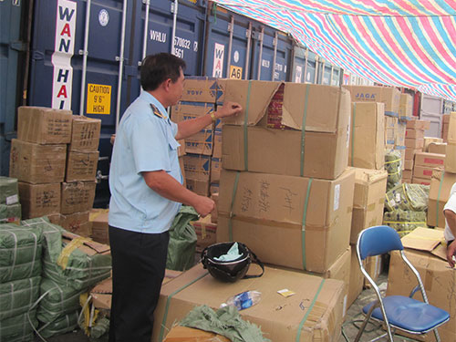 C&aacute;n bộ hải quan kiểm tra container h&agrave;ng v&ocirc; chủ tại cảng S&agrave;i G&ograve;n. (Ảnh chỉ c&oacute; t&iacute;nh minh họa)