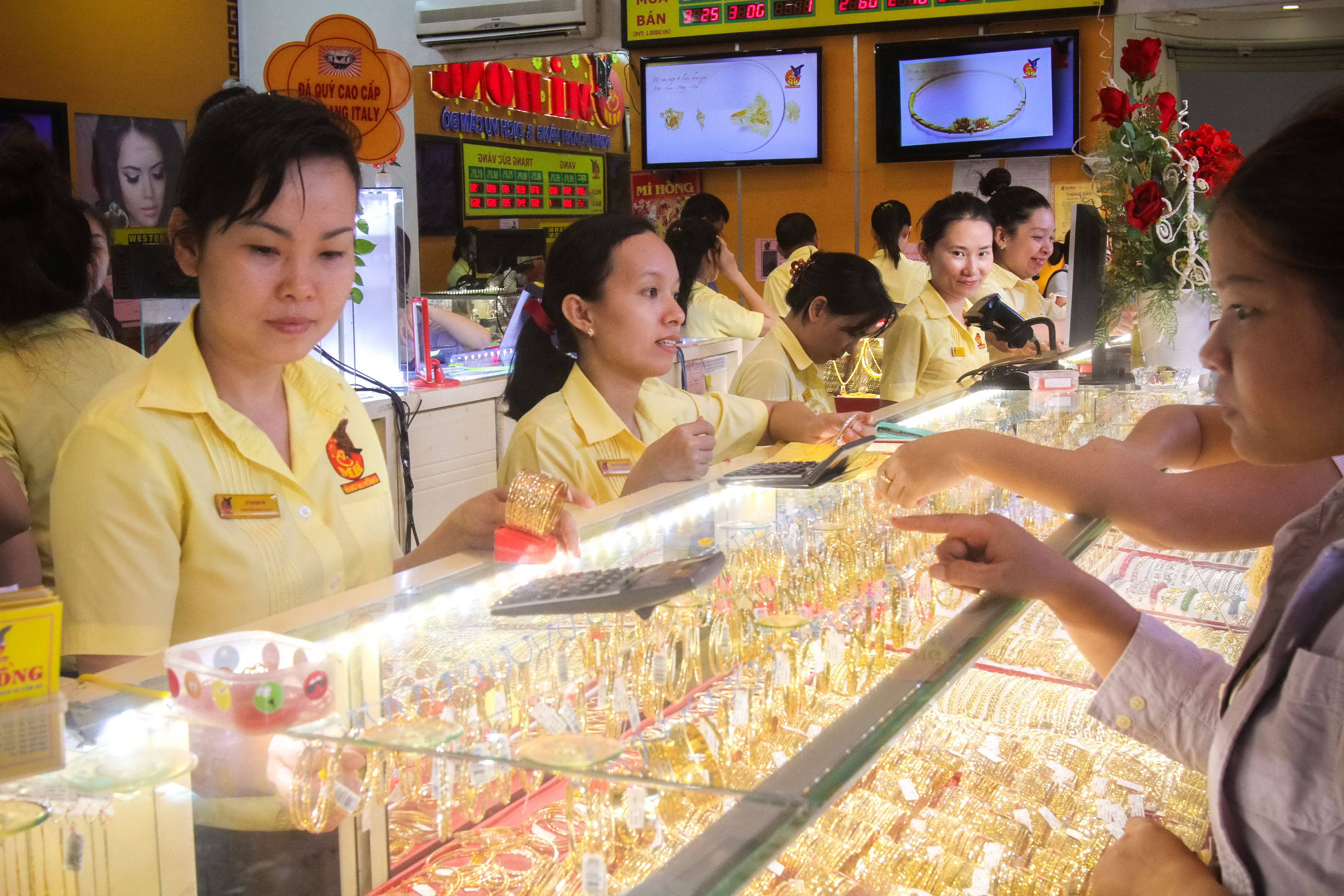 Kh&aacute;ch mua v&agrave;ng tại tiệm v&agrave;ng Mi Hồng, quận B&igrave;nh Thạnh, TP HCM Ảnh: HO&Agrave;NG TRIỀU