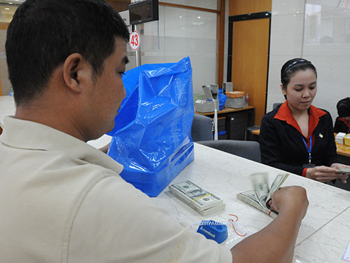 Tỉ giá biến động, giữ VNĐ vẫn lợi hơn mua USD