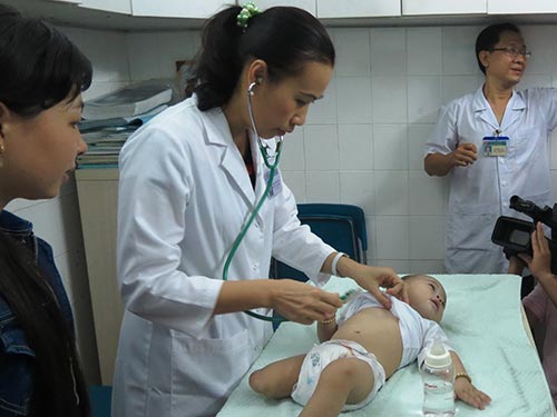 Vụ bé “văng khỏi bụng mẹ”: Bé Huy sẽ được lắp chân giả khi 12-13 tháng tuổi