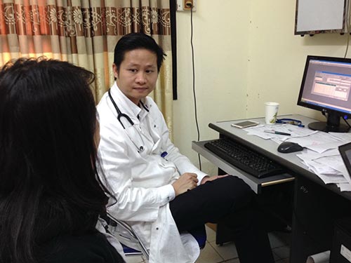 Tư vấn, điều trị cho bệnh nh&acirc;n bị vi&ecirc;m da tiếp x&uacute;c do mỹ phẩm tại Trung t&acirc;m Dị ứng - Miễn dịch l&acirc;m s&agrave;ng Bệnh viện Bạch Mai