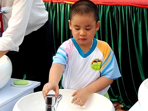 Bệnh hô hấp tăng, tay chân miệng vào mùa