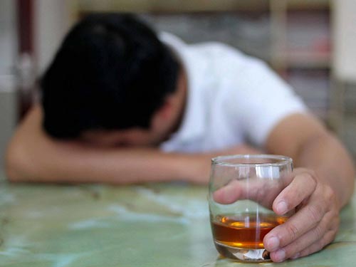 Từ nghiện rượu đến… loạn thần