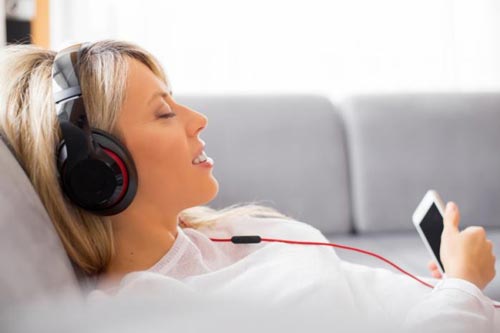 Nghe nhạc gi&uacute;p bệnh nh&acirc;n giảm đau v&agrave; giảm lo &acirc;u sau phẫu thuật sẢnh: MNT
