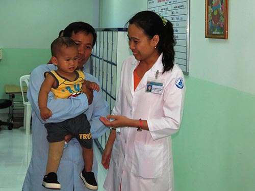 Bé văng khỏi bụng mẹ bắt đầu sử dụng chân giả