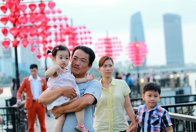 Nhiều gia đ&igrave;nh cũng đưa con dạo chơi tại Cầu t&igrave;nh y&ecirc;u.