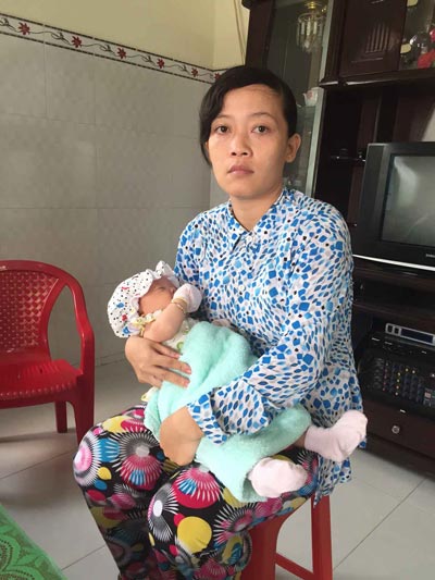 Chị Lê Thị Bích Loan cùng con gái mới sinh nặng 3,8 kg