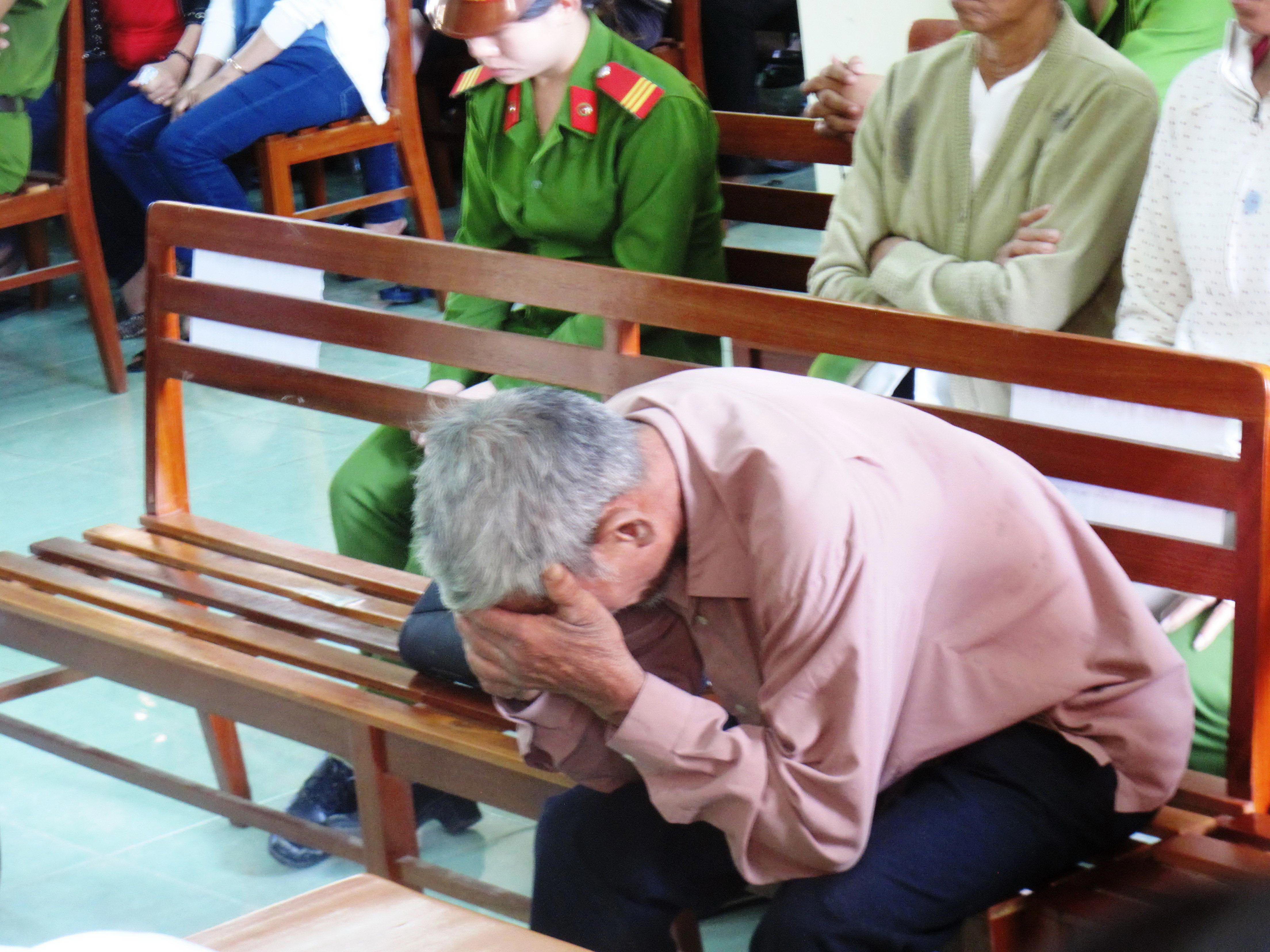 Khi nghe chủ tọa phi&ecirc;n t&ograve;a tuy&ecirc;n &aacute;n, &ocirc;ng Ng&ocirc; Văn Cộ (cha nạn nh&acirc;n Ng&ocirc; Thanh Kiều) gục đầu xuống ghế