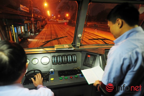 Gi&aacute; v&eacute; to&agrave;n tuyến H&agrave; Nội - TP HCM cao nhất l&agrave; 1,7 triệu đồng (buồng 4 giường), thấp nhất l&agrave; 1,2 triệu (ghế mềm điều h&ograve;a).