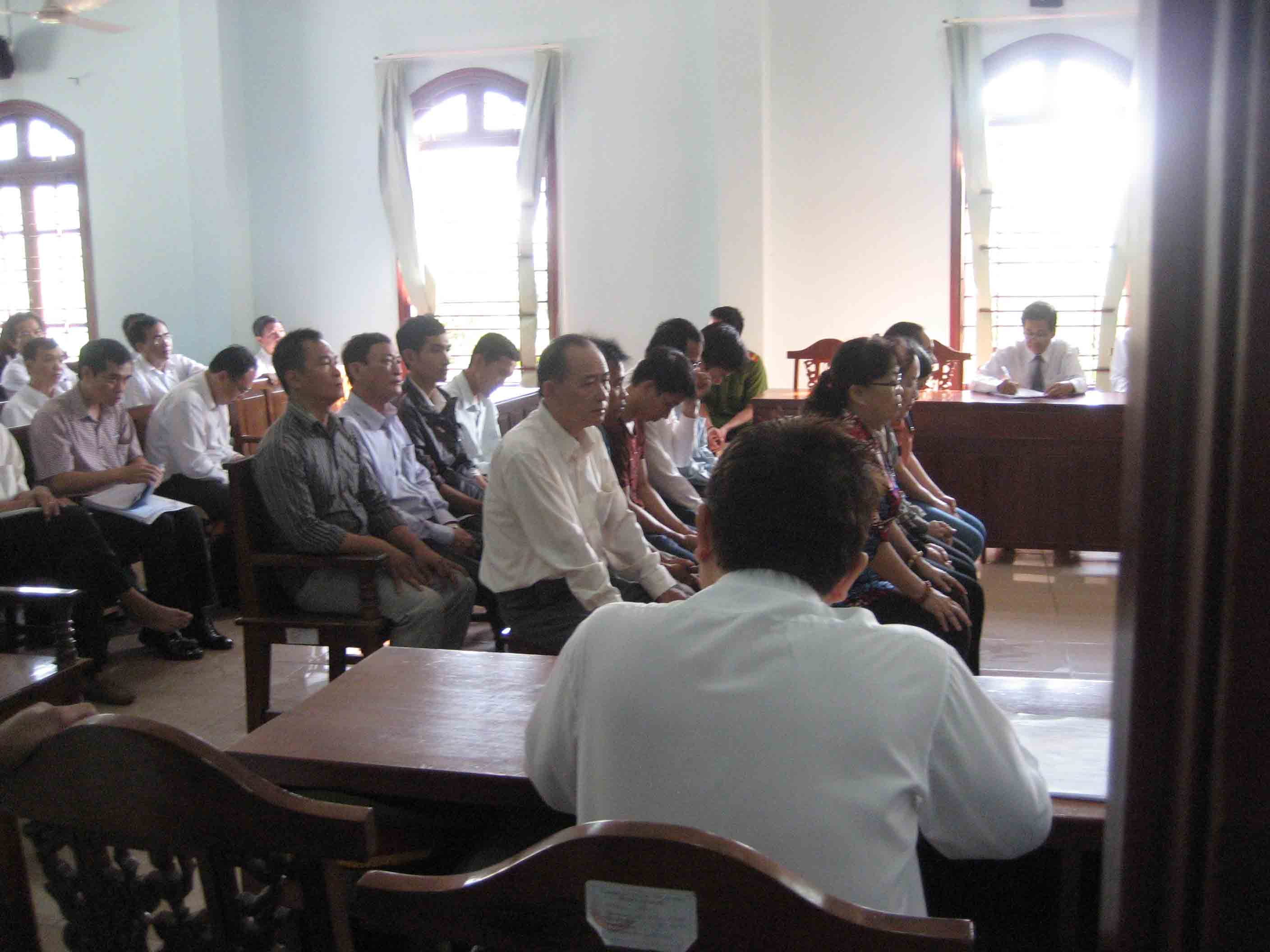 13/14 bị c&aacute;o c&oacute; mặt tại phi&ecirc;n t&ograve;a ph&uacute;c thẩm s&aacute;ng 24-4