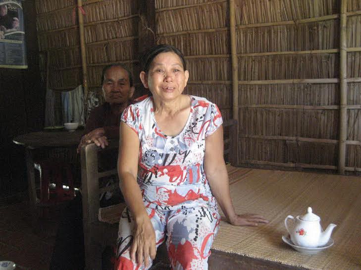 B&agrave; Thiệt kh&oacute;c khi kể lại vụ thảm s&aacute;t 9 năm về trước (ảnh lớn) v&agrave; 3 ng&ocirc;i mộ của mẹ con nạn nh&acirc;n được ch&ocirc;n trước nh&agrave;