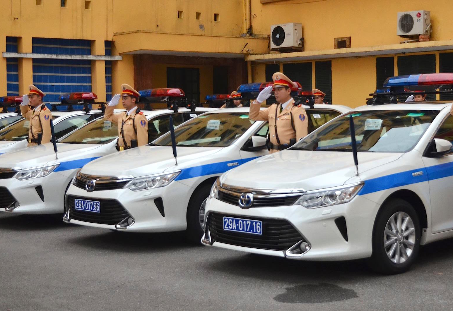 CSGT thực hiện nghi lễ nhận b&agrave;n giao xe