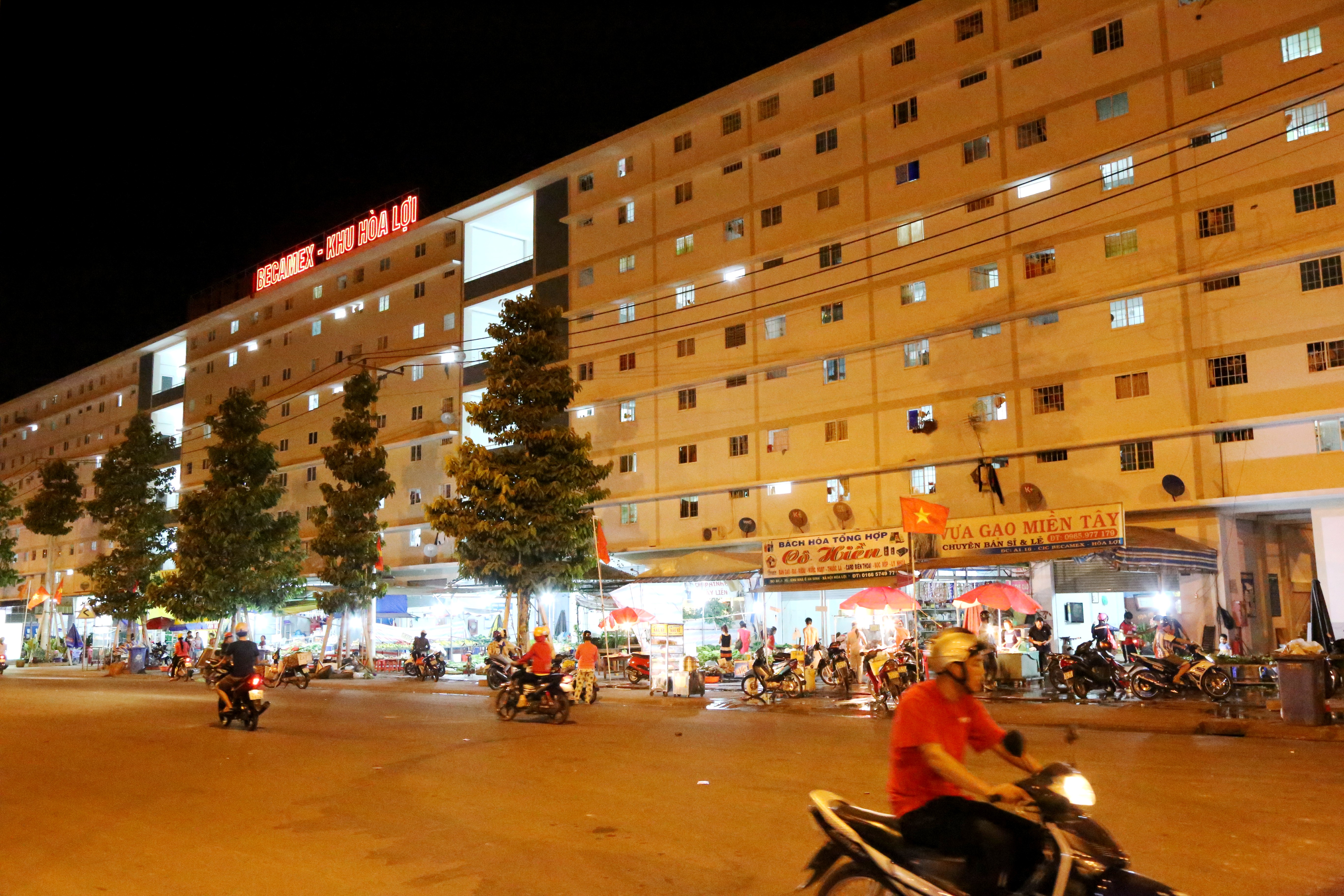 Đến khuya khu đ&ocirc; thị gi&aacute; rẻ n&agrave;y vẫn tấp nập cảnh mua b&aacute;n