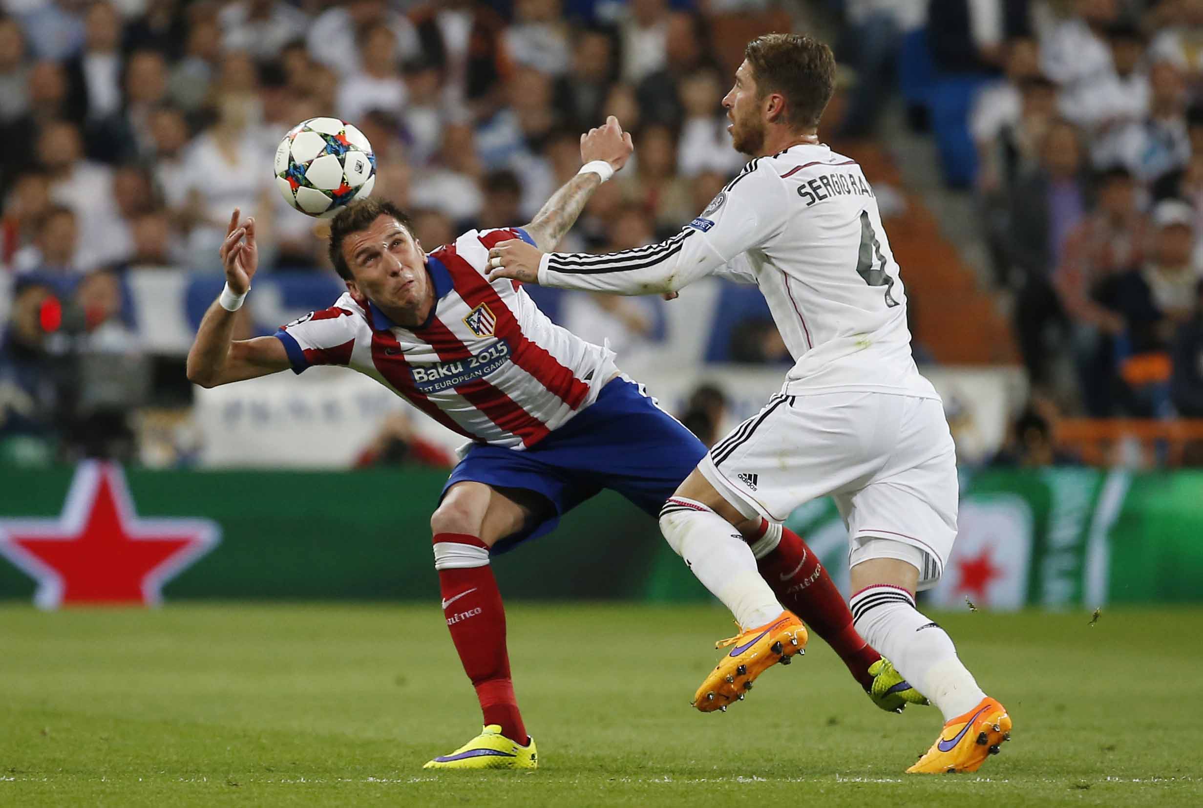 Ramos (4) đã chơi quá tốt ở vị trí đánh chặn và khiêu khích khiến Turan bị thẻ đỏ giữa hiệp 2 Ảnh: REUTERS