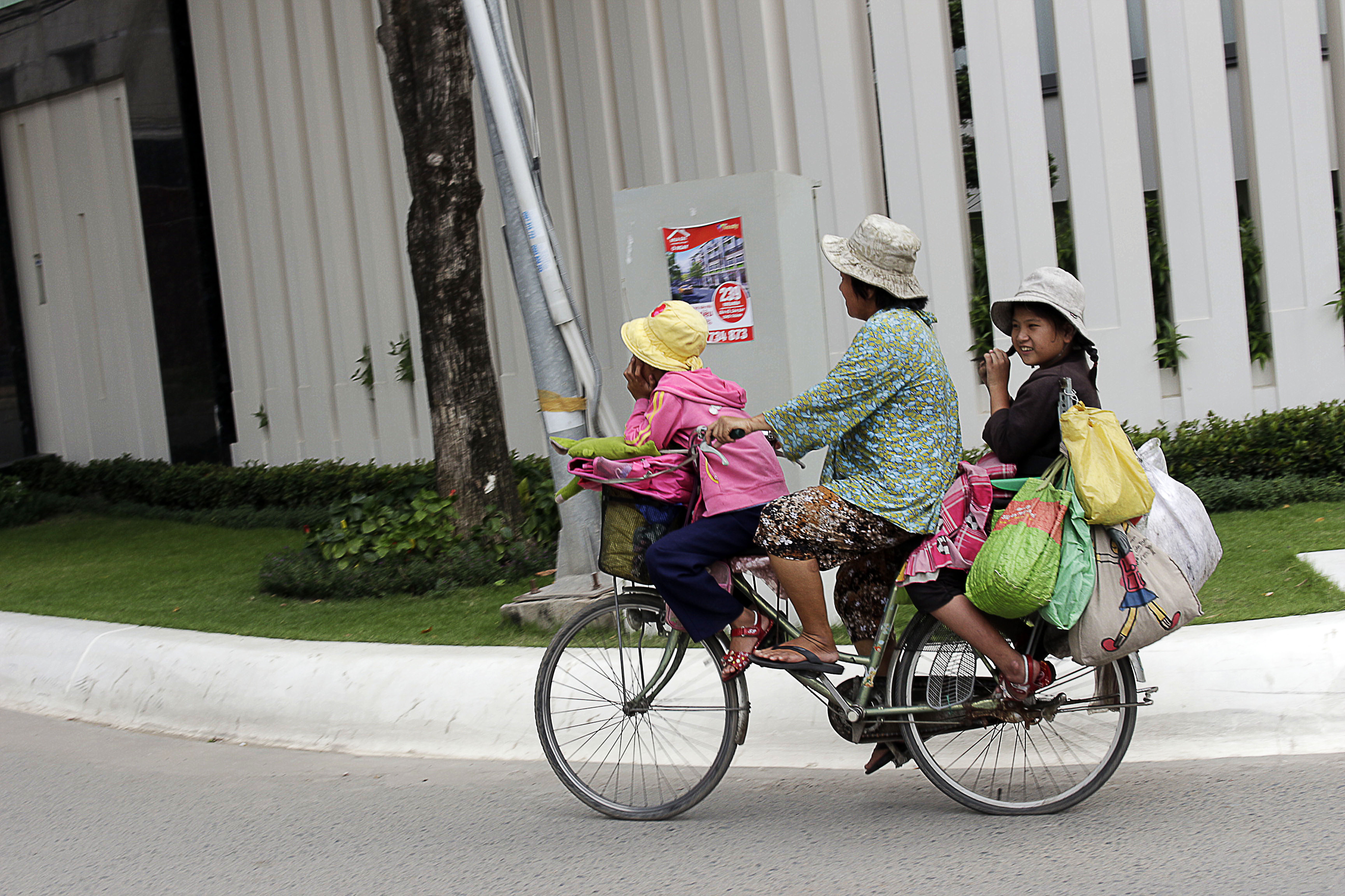Để cho con gái nhỏ, bé Khưu Thị Huỳnh Giao được đi học trường tình thương Ánh Sáng (quận 3, TP HCM) hằng ngày bà Nguyễn Thị Mai phải đạp xe từ đường Nguyễn Thị Định sang đường Tú Xương, quận 3. Từ 5 giờ sáng, bà Mai đã dậy sớm khăn gói đưa con đến trường