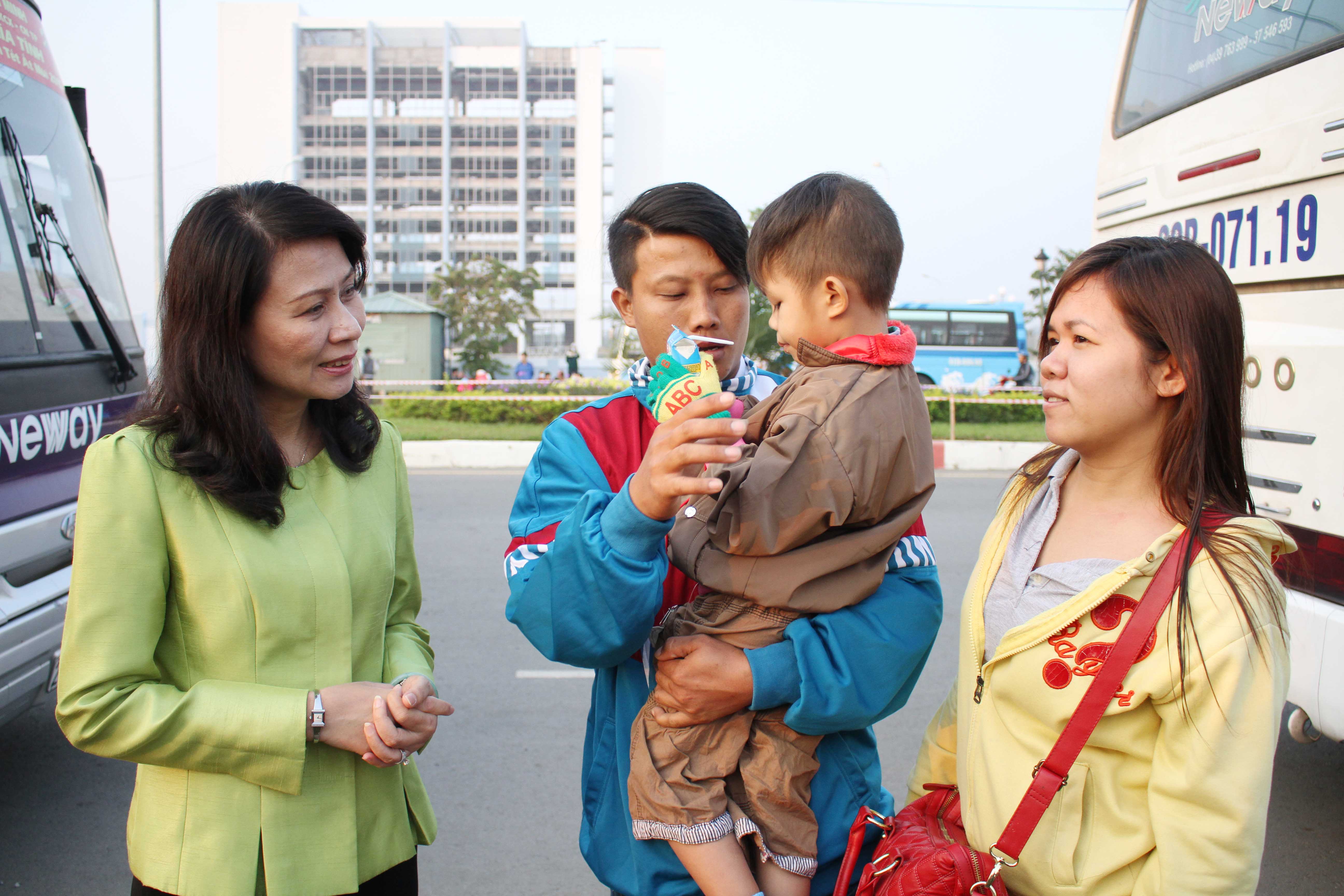 B&agrave; Nguyễn Thị Thu, Chủ tịch LĐLĐ TP HCM, thăm hỏi gia đ&igrave;nh c&ocirc;ng nh&acirc;n được về qu&ecirc; ăn Tết
ẢNH: HO&Agrave;NG TRIỀU
