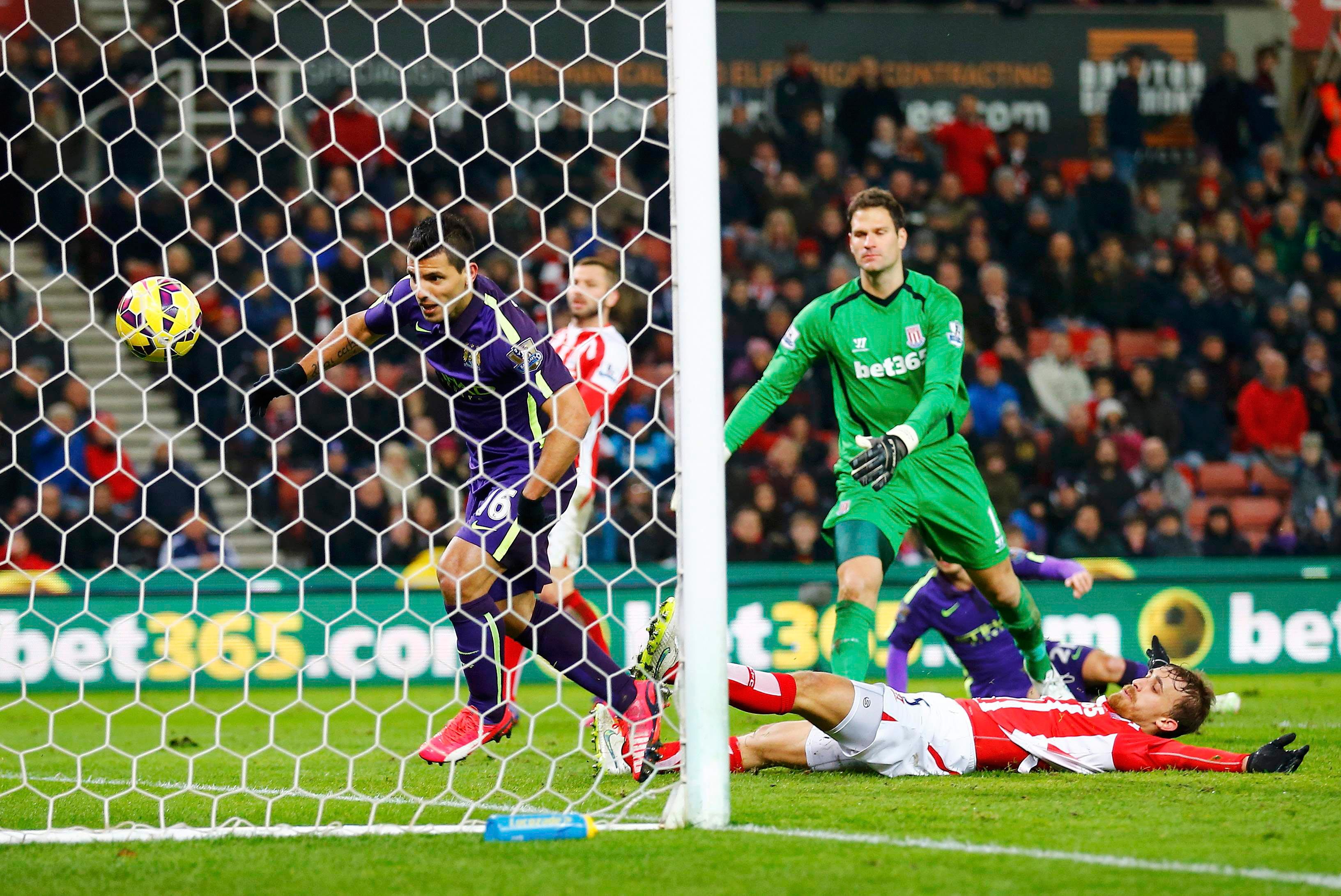 Aguero l&acirc;́y lại cảm hứng ghi bàn là tin vui cho Man City   Ảnh: REUTERS