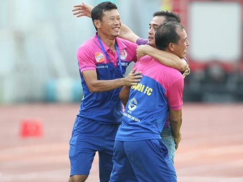 Các HLV của đội Hà Nội vui mừng sau khi sớm giành quyền lên chơi V-League 2016
Ảnh: QUANG LIÊM