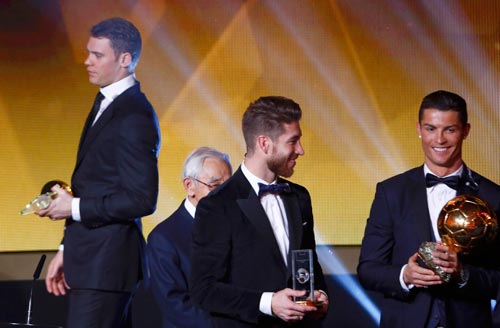 C&oacute; một World Cup xuất sắc nhưng thủ m&ocirc;n Neuer (tr&aacute;i) chỉ xếp thứ ba sau Messi v&agrave; Ronaldo (phải) 
Ảnh: REUTERS