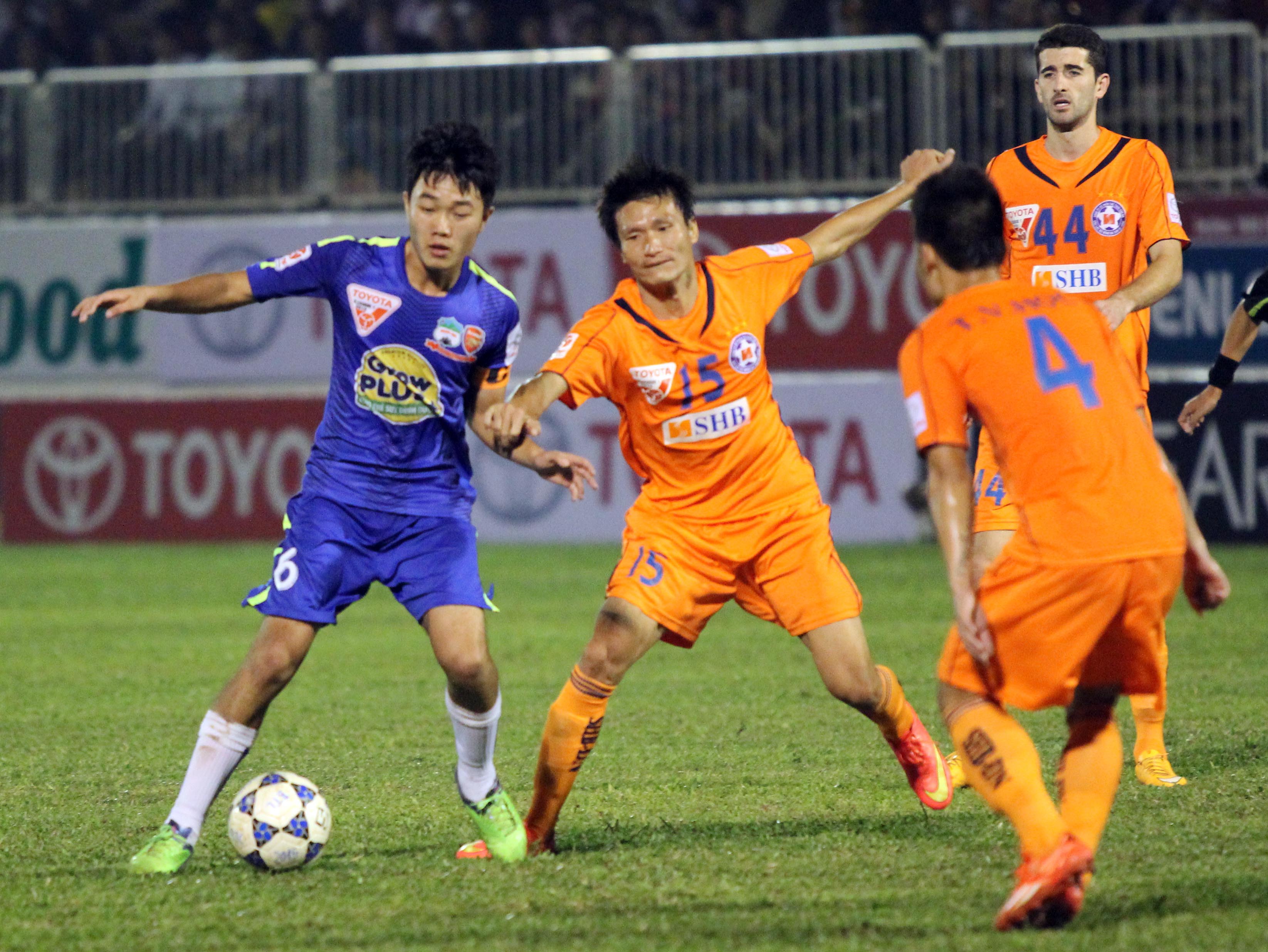 Xu&acirc;n Trường (tr&aacute;i) trong trận lượt đi HAGL thắng SHB Đ&agrave; Nẵng 1-0 Ảnh: Minh Trần