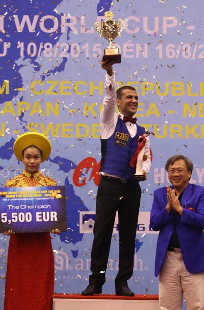 Tasdemir Tyafun trong lễ trao giải
Ảnh: QUANG LIÊM