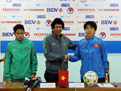 HLV Miura (phải) và trợ lý HLV Olympic Indonesia trong cu&ocirc;̣c họp báo chi&ecirc;̀u 8-3  Ảnh: HẢI ANH