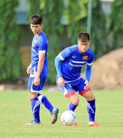 Công Phượng có dịp đối đầu đàn anh Công Vinh vào chiều tối 28-6 tại Bình Dương Ảnh: HẢI ANH