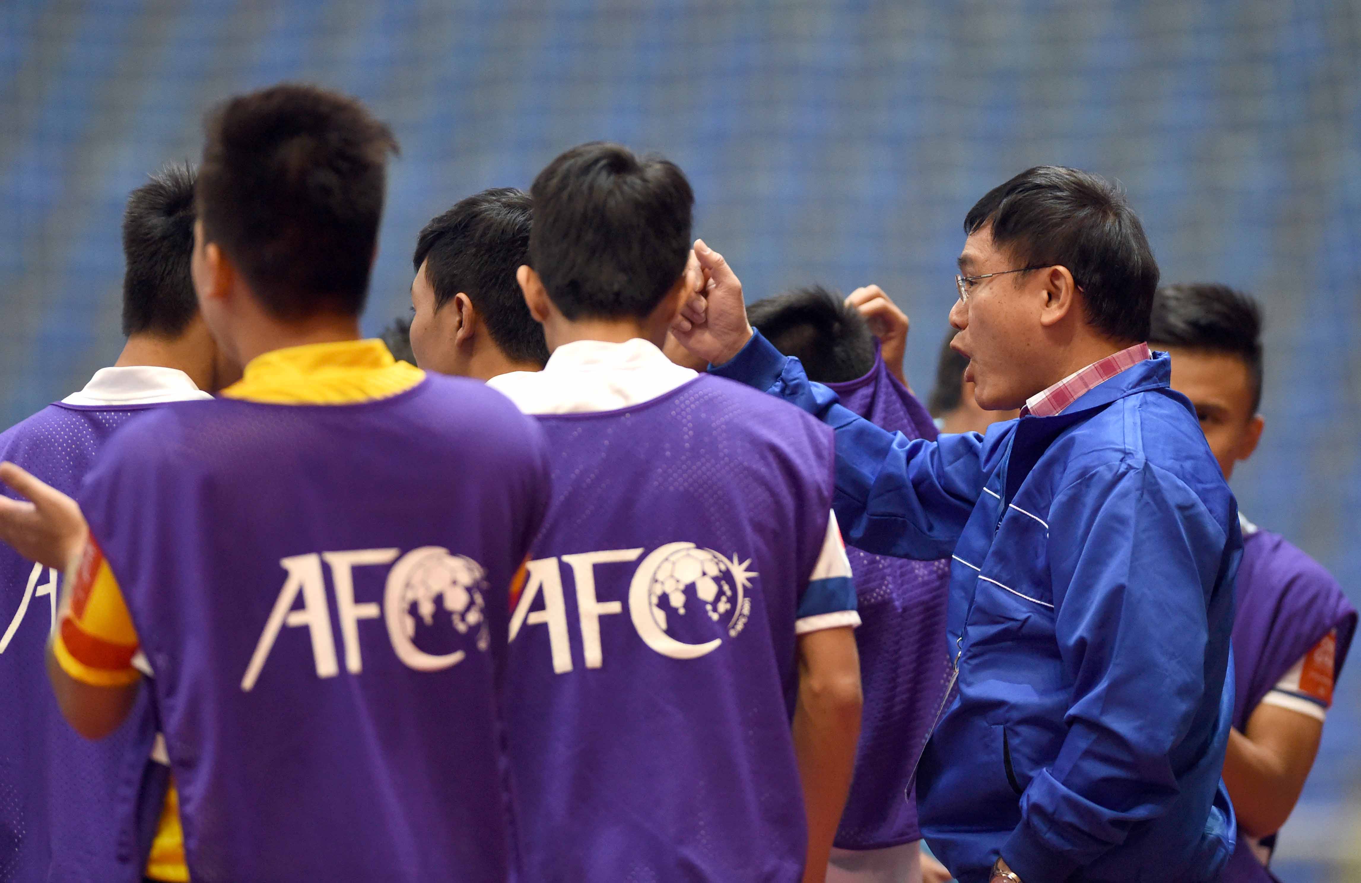 &Ocirc;ng Trần Anh T&uacute; (phải) động vi&ecirc;n cầu thủ futsal Việt Nam tại s&acirc;n chơi ch&acirc;u lục Ảnh: Quang Li&ecirc;m