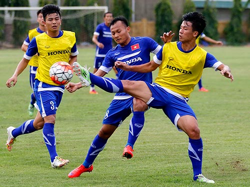 Sau buổi tập cùng tuyển Việt Nam trước trận giao hữu với Man City, Trọng Hoàng (8) bị rách cơ đùi
Ảnh: HẢI ANH