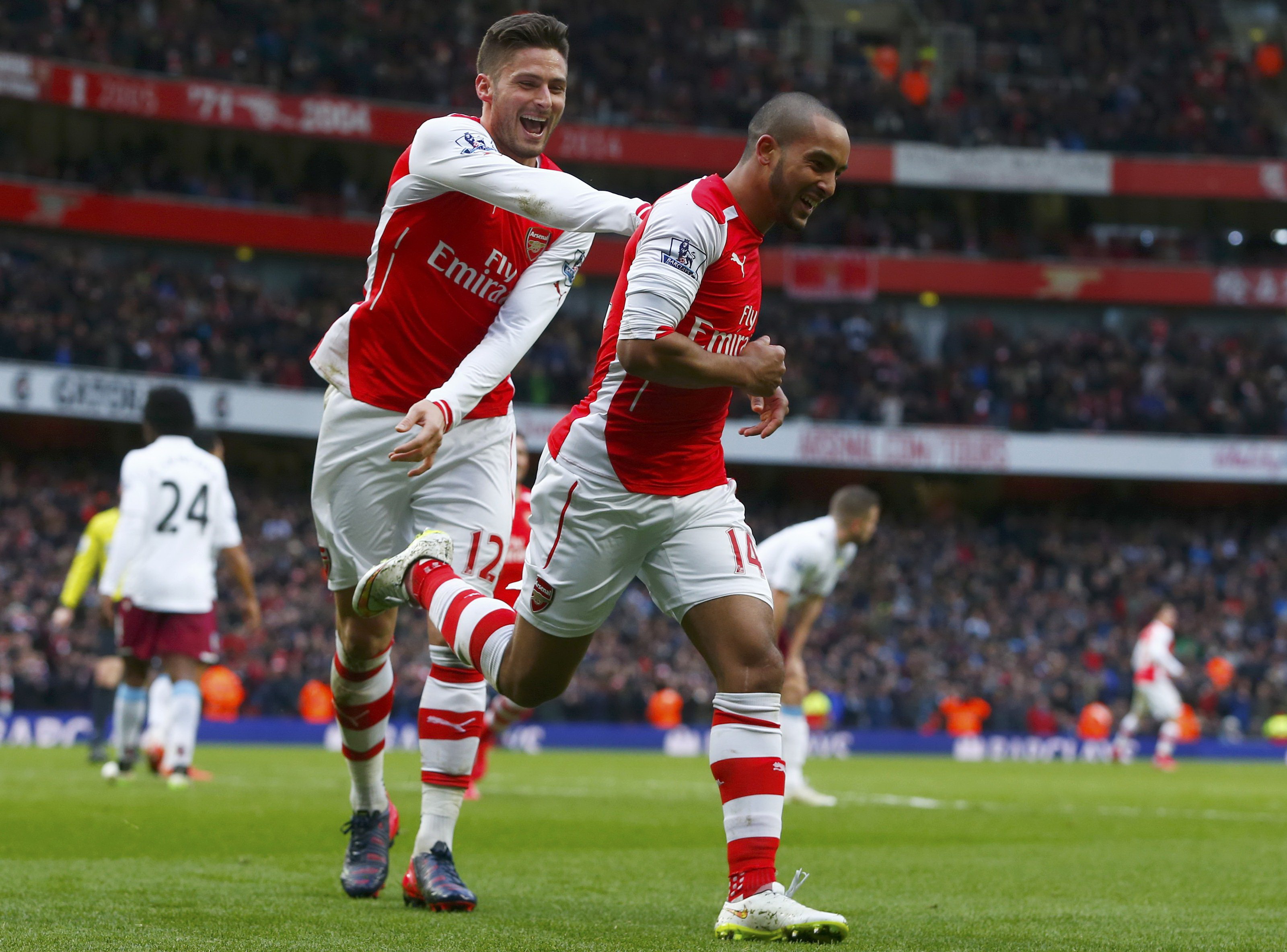 Walcott (phải) ghi b&agrave;n cho Arsenal sau hơn 1 năm
Ảnh: REUTERS