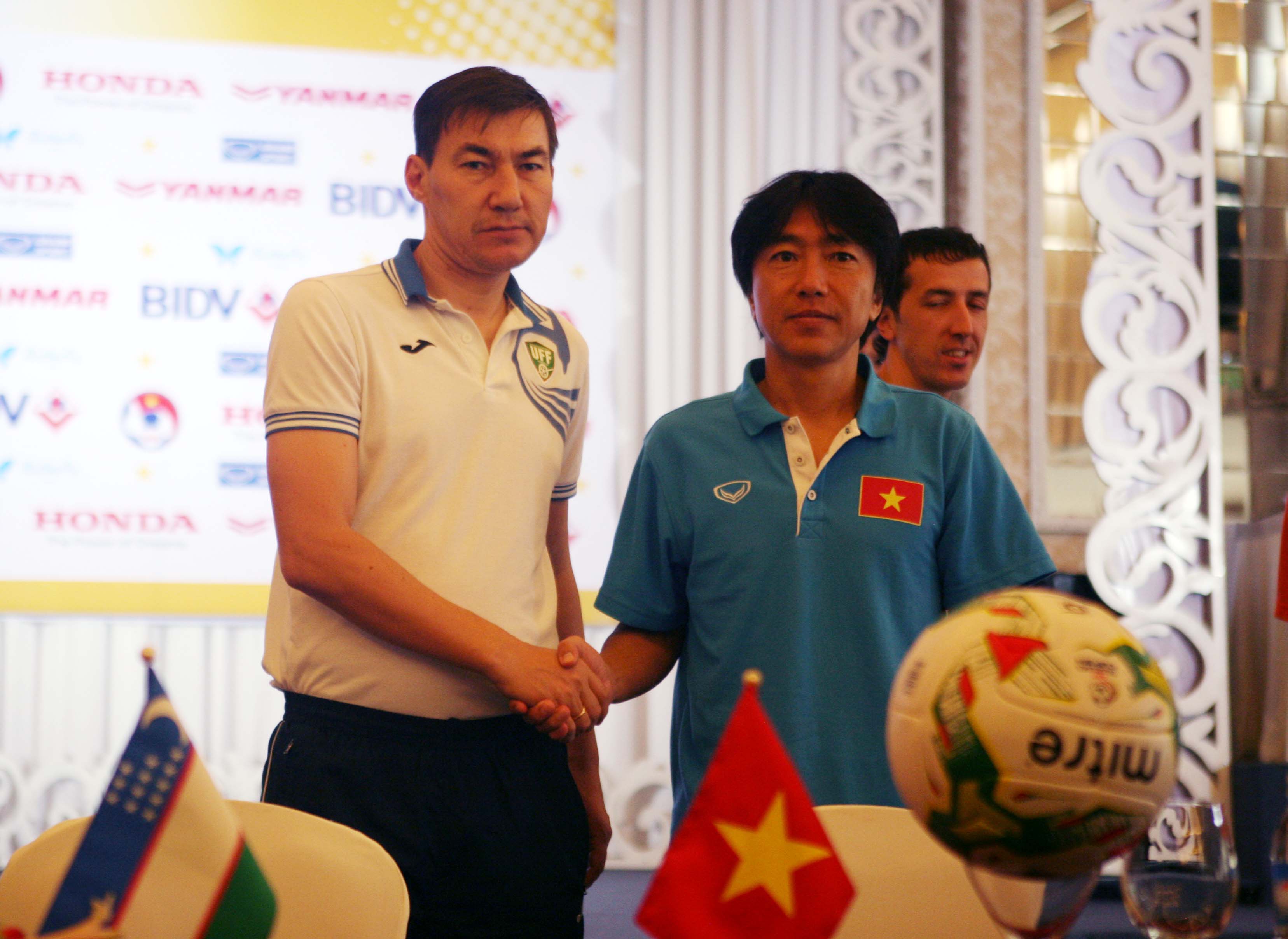 Tân HLV trưởng A.Bakhtiyor (trái) của U22 Uzbekistan tự tin đủ sức thắng thầy trò HLV Miura Ảnh: QUANG LIÊM