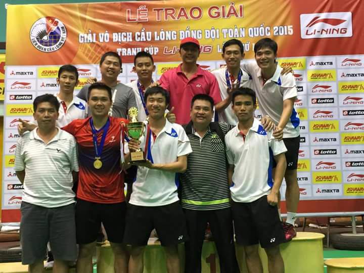 Tiến Minh (b&igrave;a tr&aacute;i, h&agrave;ng tr&ecirc;n) sau trận chung kết  Ảnh: MINH NGỌC