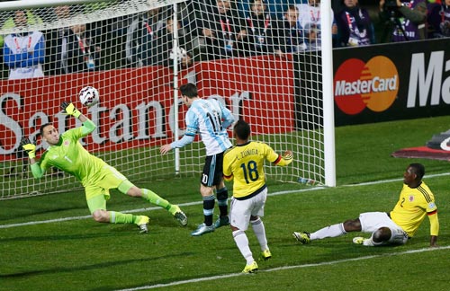 Thủ môn Ospina cản cú đánh đầu của Messi ở hiệp 1 Ảnh: REUTERS