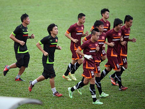 HLV T. Miura (thứ hai từ trái sang) trong buổi tập của Olympic Việt Nam chiều tối 11-3 Ảnh: QUANG LIÊM