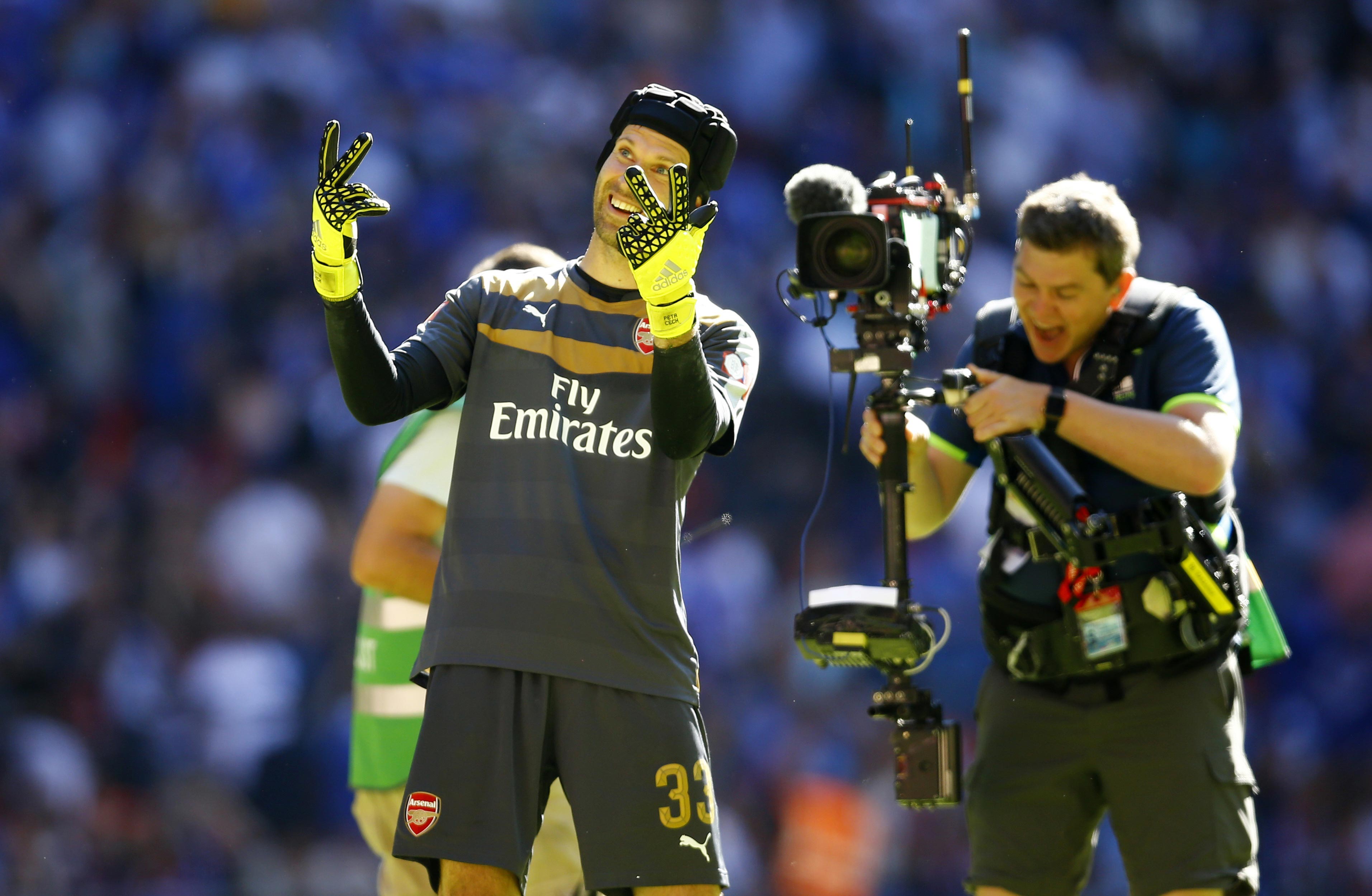Thủ môn Cech, người cũ của Chelsea, vui mừng khi giúp Arsenal giành Siêu Cúp Anh Ảnh: REUTERS