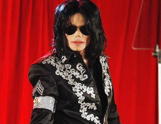 Michael Jackson bị tố chi 4.000 tỉ đồng giấu vụ “ấu dâm”