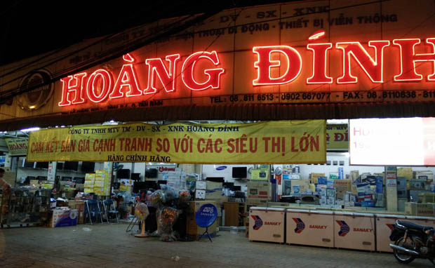 Nhiều si&ecirc;u thị tầm trung cũng đang trong t&igrave;nh trạng ngắc ngoải. Trong ảnh: phải treo biển giảm gi&aacute; để thuyết phục kh&aacute;ch h&agrave;ng. Ảnh: Minh Ph&uacute;c