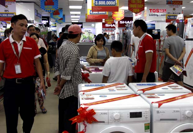 Khi đã nên “duyên nợ” với Central Group, liệu Nguyễn Kim có thu hút thêm khách hàng tới mua sắm? Trong ảnh: khách hàng mua sắm tại Nguyễn Kim quận 1 (TP HCM).