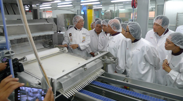 B&ecirc;n trong nh&agrave; m&aacute;y của ABC Bakery