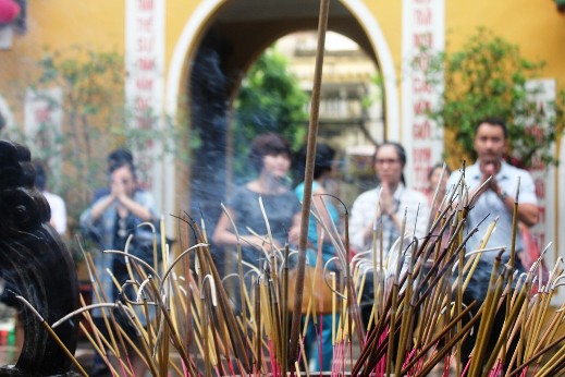 Cũng trong ngày n&agrave;y, r&acirc;́t đ&ocirc;ng người d&acirc;n đ&ecirc;́n chùa Quán Sứ làm lễ Vu lan