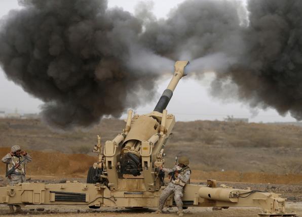 Ả Rập Saudi ph&aacute;o k&iacute;ch Houthi từ bi&ecirc;n giới. Ảnh: Reuters