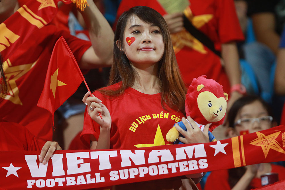 Cổ động viên Việt Nam trong trận gặp U23 Đông Timor Ảnh: QUANG LIÊM