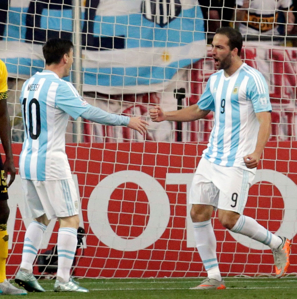 Thay Aguero, tiền đạo Higuain (phải) ho&agrave;n th&agrave;nh xuất sắc nhiệm vụ cho Argentina  Ảnh: REUTERS
