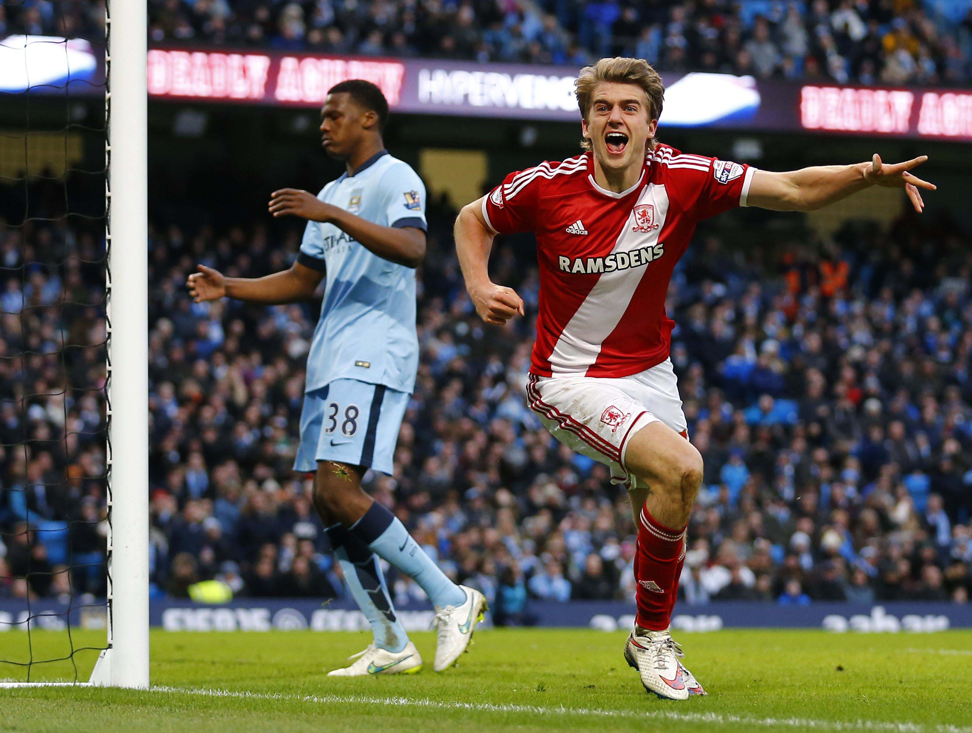 Tiền đạo Bamford, mượn từ Chelsea, trong bàn mở tỉ số cho Middlesbrough ở trận thắng Man City 2-0 tại vòng 4 Ảnh: REUTERS